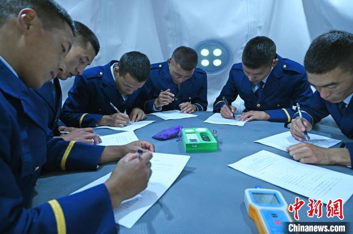 圖為消防員在高壓氧艙內(nèi)填寫(xiě)問(wèn)卷。　趙朗 攝