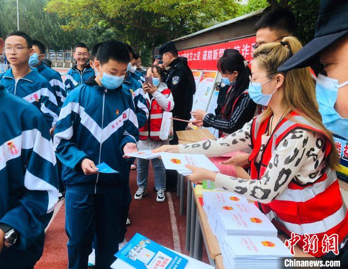 圖為西寧市法制宣傳進(jìn)校園?！∥鲗幨谐俏鲄^(qū)供圖