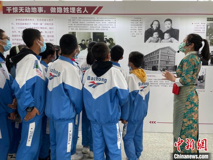 圖為學生正在聽講解員講解?！≈x牧 攝