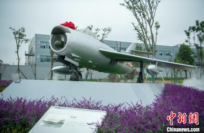 園林式戰(zhàn)斗機(jī)博物館內(nèi)展示的“殲5甲”飛機(jī)?！⒅铱?攝