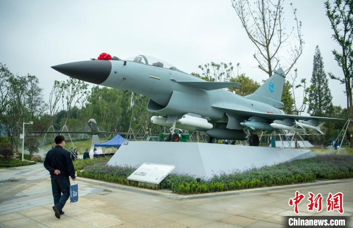 園林式戰(zhàn)斗機(jī)博物館內(nèi)展示的“殲10C”飛機(jī)。　劉忠俊 攝