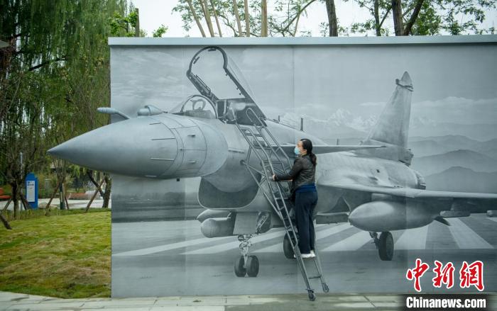 “猛龍出擊”互動(dòng)墻前市民體驗(yàn)登機(jī)場(chǎng)景?！⒅铱?攝