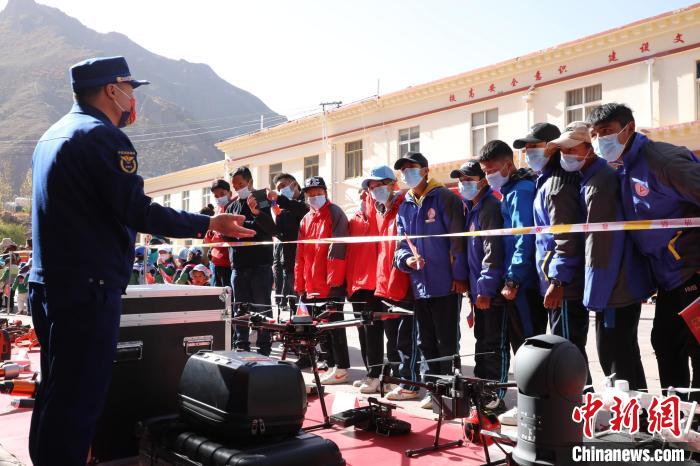 圖為消防指戰(zhàn)員為學(xué)生講解、演示先進(jìn)救援裝備。　趙琳 攝