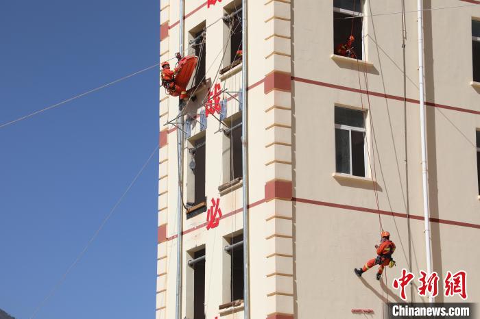 圖為消防指戰(zhàn)員進(jìn)行繩索救援演練?！≈炜旗?攝