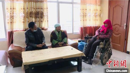 圖為仁欠卓瑪一家在房間里愉快的聊天。　都蘭縣委宣傳部 供圖 　　