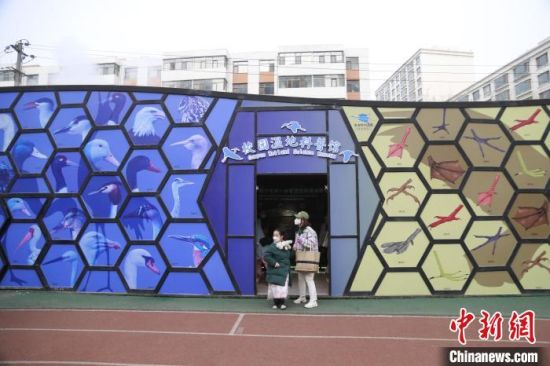 圖為西寧市第一中學(xué)濕地科普宣教館?！±罱瓕?攝