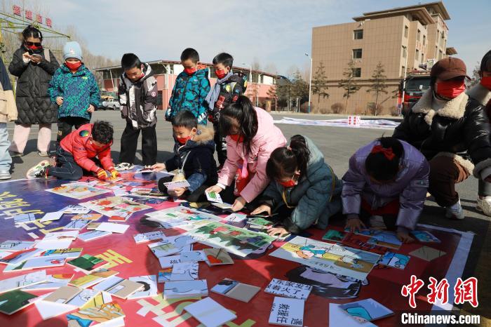 圖為小朋友們參加趣味游戲活動?！铨埥?攝