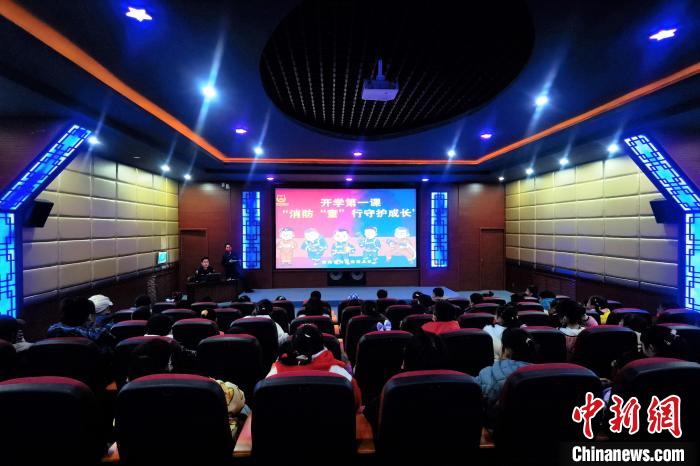 圖為小朋友們上消防安全知識教育課。　楊龍建 攝