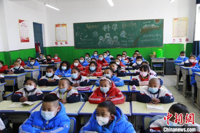 圖為正在上課的學(xué)生?！●R銘言 攝