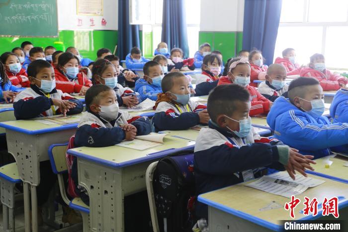 圖為學(xué)生學(xué)習(xí)七步洗手法?！●R銘言 攝