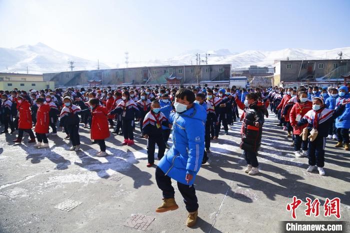 圖為學(xué)生跳起歡快的藏族舞蹈迎接新學(xué)期。　馬銘言 攝