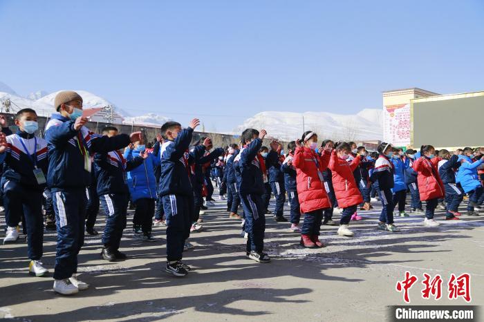 圖為學(xué)生跳起歡快的藏族舞蹈迎接新學(xué)期?！●R銘言 攝