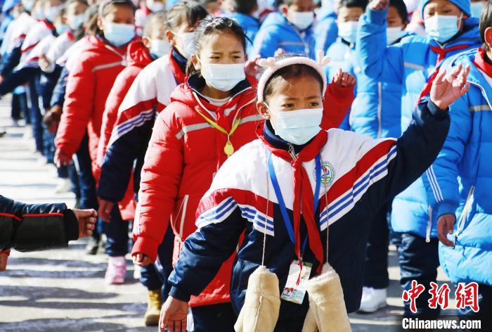 圖為學(xué)生跳起歡快的藏族舞蹈迎接新學(xué)期?！●R銘言 攝