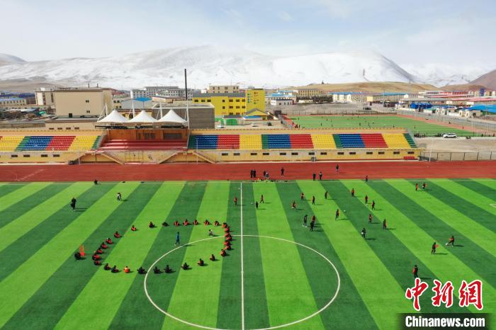 航拍曲麻萊縣足球場?！●R銘言 攝