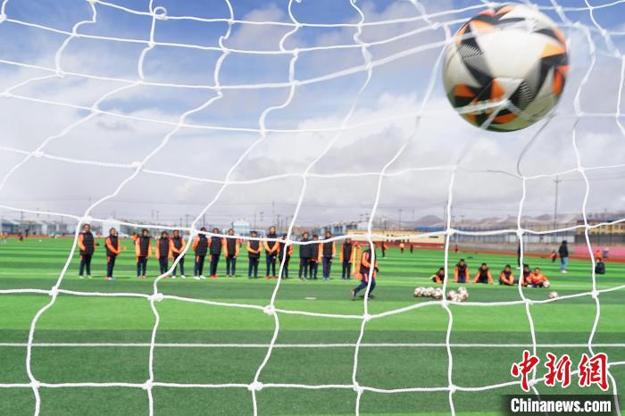 圖為孩子們進(jìn)行射門訓(xùn)練?！●R銘言 攝