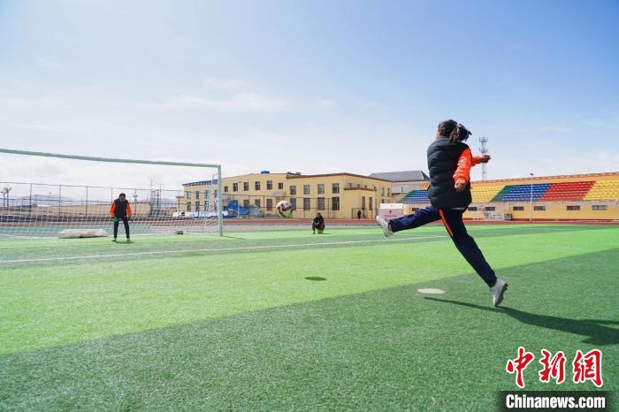 圖為一名女孩進(jìn)行射門訓(xùn)練?！●R銘言 攝