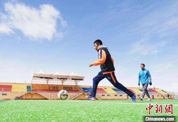 圖為一名男孩運(yùn)球射門?！●R銘言 攝