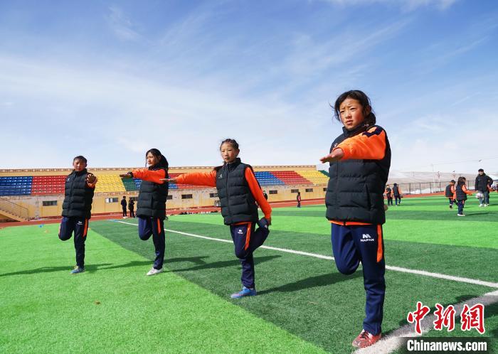 圖為孩子們正在熱身?！●R銘言 攝