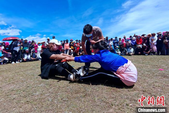 圖為當地民眾進行蹬棍比賽。　李雋 攝