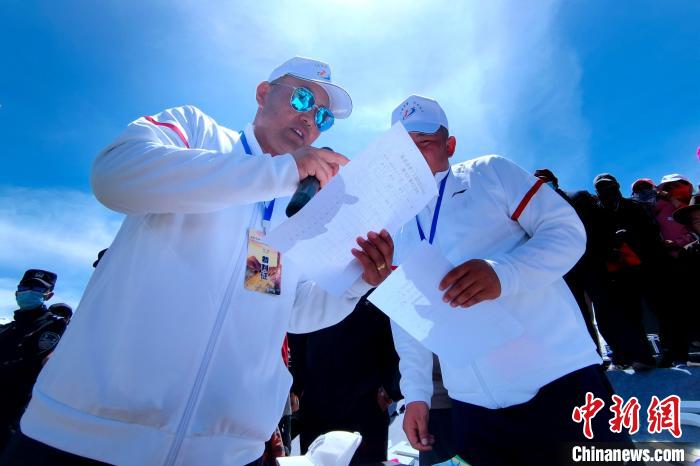 圖為裁判員統(tǒng)計牧民運動項目比賽成績?！±铍h 攝