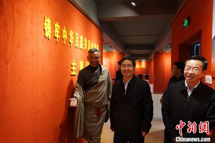 資料圖為參觀鑄牢中華民族共同體意識主題展?！『F龍 攝