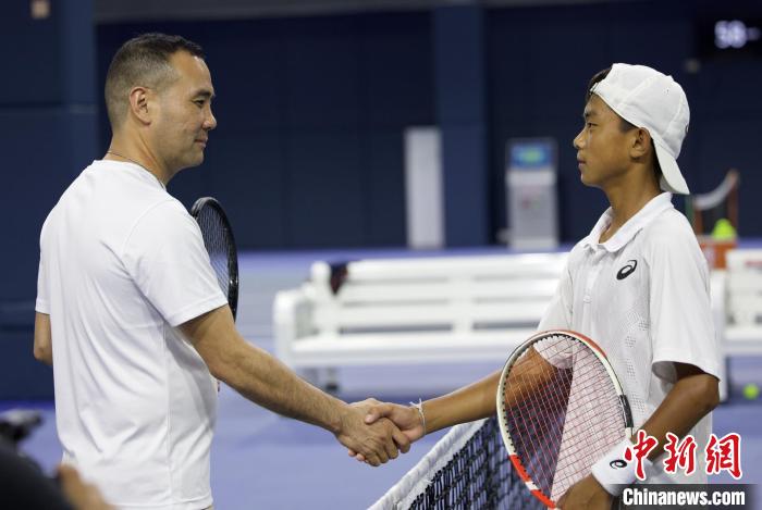 闊別兩年后，王發(fā)(右一)和王育喜(左一)再握手?！↑S迪燊 攝