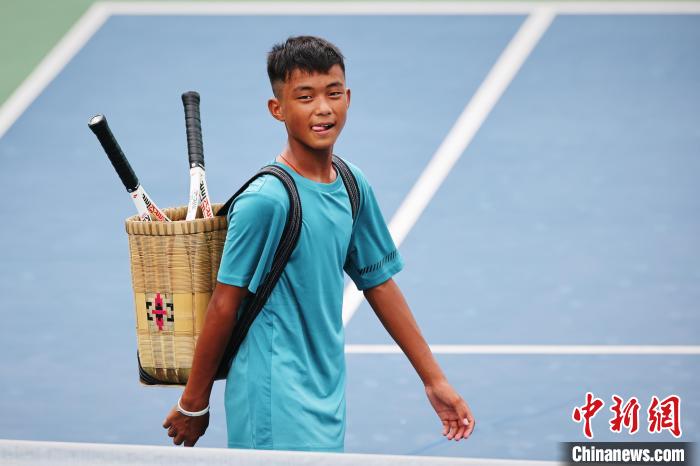 王發(fā)背著背簍在賽場上?！±罱ㄋ?攝