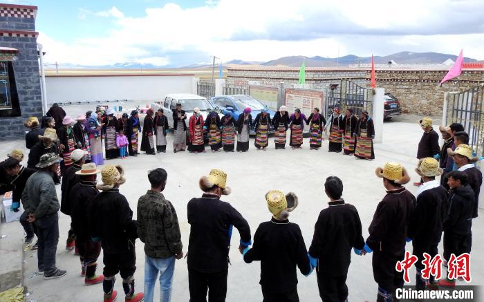 圖為普瑪江塘鄉(xiāng)民眾載歌載舞?！±丝ㄗ涌h網(wǎng)信辦供圖