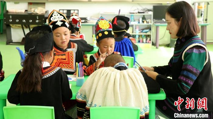 正在上課的學(xué)生。　唐啟浩 攝