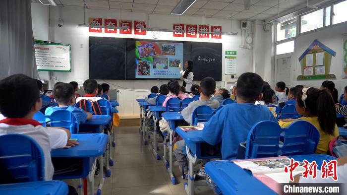 正在上課的學(xué)生?！√茊⒑?攝