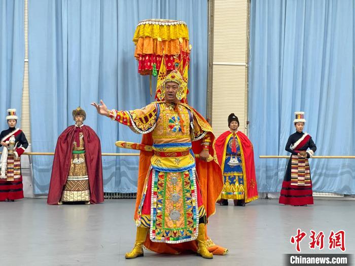 圖為格薩爾劇展演?！∠锴凡抛?供圖