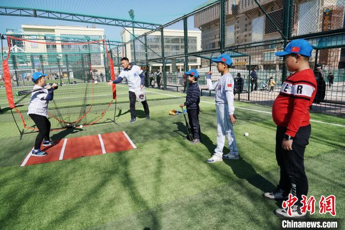 圖為小棒球手們進(jìn)行擊球訓(xùn)練?！●R銘言 攝