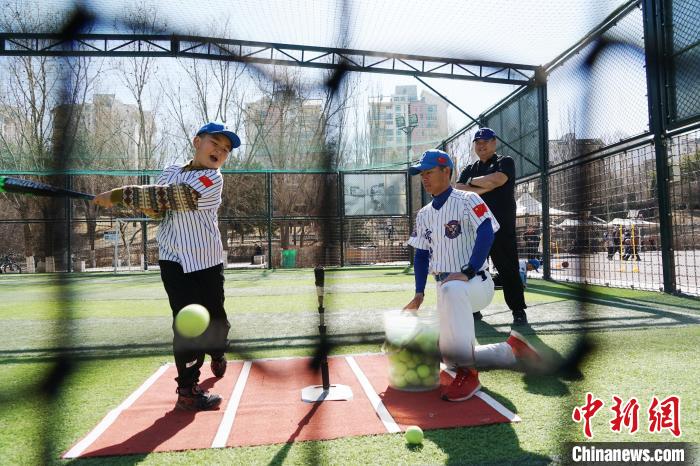 圖為教練指導(dǎo)小棒球手進(jìn)行擊球訓(xùn)練。　馬銘言 攝