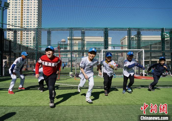 圖為小棒球手們進(jìn)行體能訓(xùn)練?！●R銘言 攝