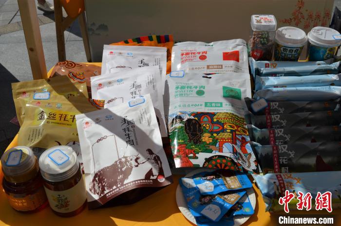 推介活動(dòng)上的農(nóng)特產(chǎn)品展示?！≈炝杞?攝