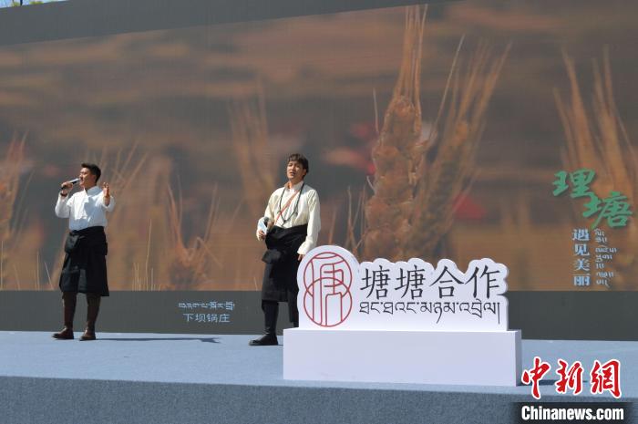 “康巴漢子”現(xiàn)場(chǎng)獻(xiàn)唱?！≈炝杞?攝