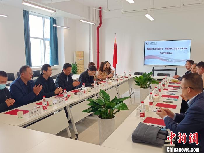 圖為座談會議現(xiàn)場。　格桑 攝