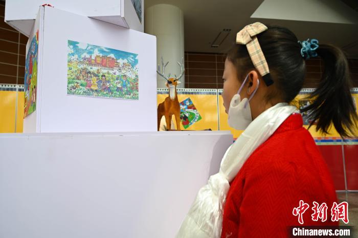 圖為學(xué)生參觀繪畫展。　趙朗 攝