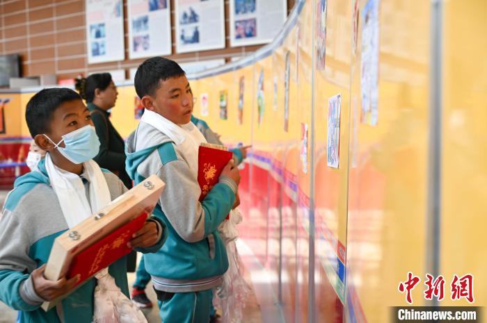 圖為學(xué)生參觀繪畫展?！≮w朗 攝