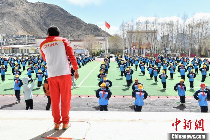 圖為學生在跳繩教練齊景龍的指導(dǎo)下做準備運動?！∝暩聛硭?攝