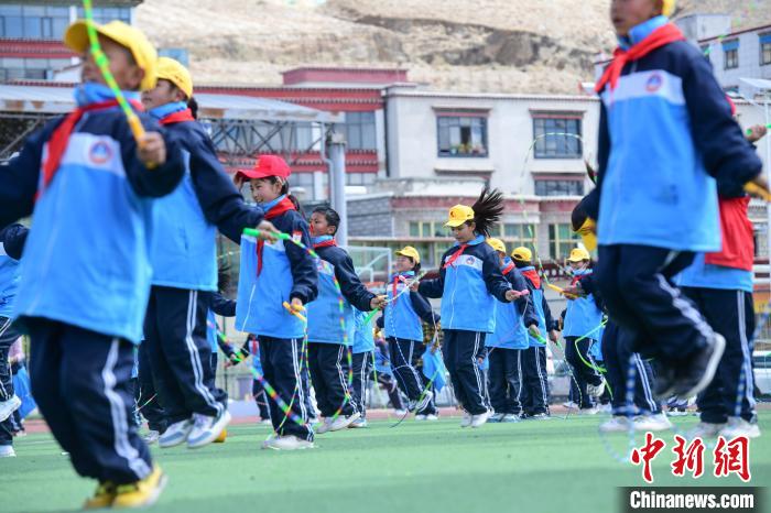 圖為學生正在練習跳繩?！∝暩聛硭?攝