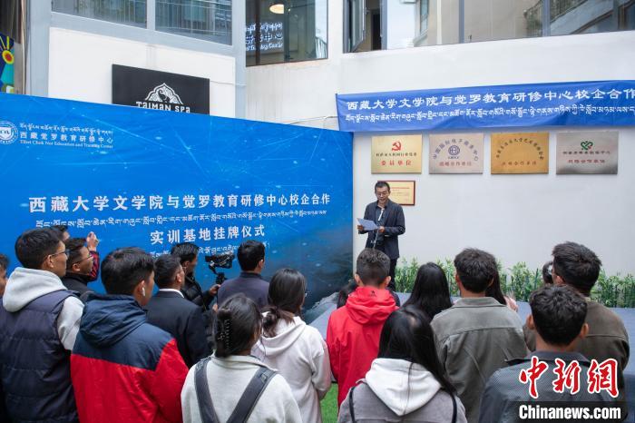 圖為企業(yè)代表發(fā)言?！∝暩聛硭?攝