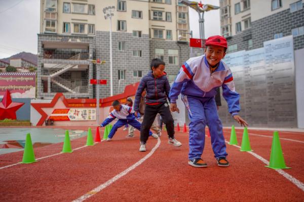 在高原上教孩子們打手球，“慢慢兒來，甭著急！”