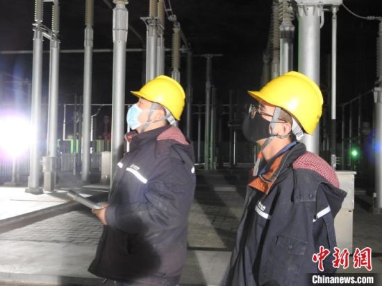 圖為5月10日凌晨，國網(wǎng)青海檢修公司柴達(dá)木換流站運(yùn)維人員在進(jìn)行柴拉直流系統(tǒng)停電操作。　姚曉英 攝
