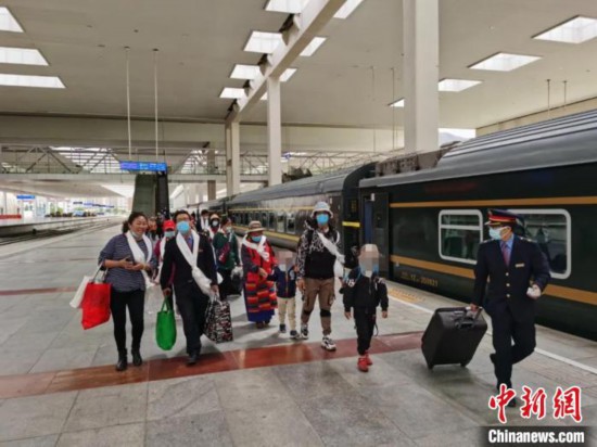 圖為拉薩車站工作人員為西藏先心病患兒和陪同人員提供“綠色”接力幫扶，并開通了專門通道，讓他們快速進站上車。拉薩車站 供圖