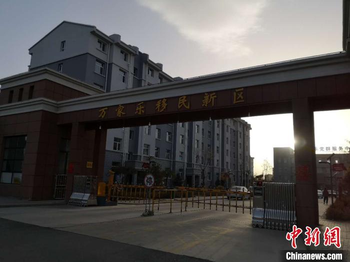 2019年以來，一萬余農(nóng)民搬離山溝，住進(jìn)縣城東郊移民新區(qū)“萬家樂”?！》尔惙?攝