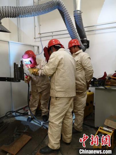 圖為學(xué)員正在進(jìn)行電焊技能學(xué)習(xí)。　范麗芳 攝