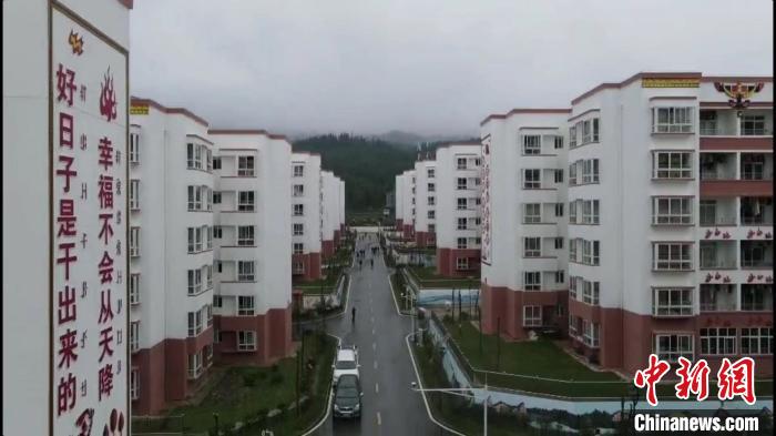 越西縣最大的易地扶貧搬遷安置點(diǎn)——城北感恩社區(qū)?！『武?攝