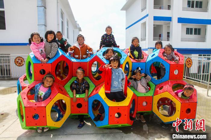 喜德縣一學(xué)校內(nèi)，孩子們露出開心的笑容。　爾古木三 攝