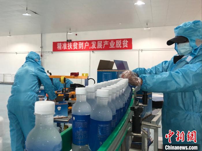 圖為阿里地區(qū)措勤縣某飲用水加工公司，該公司以“基地+公司+貧困民眾”為運營模式，帶動貧困民眾68戶232人。　謝牧 攝